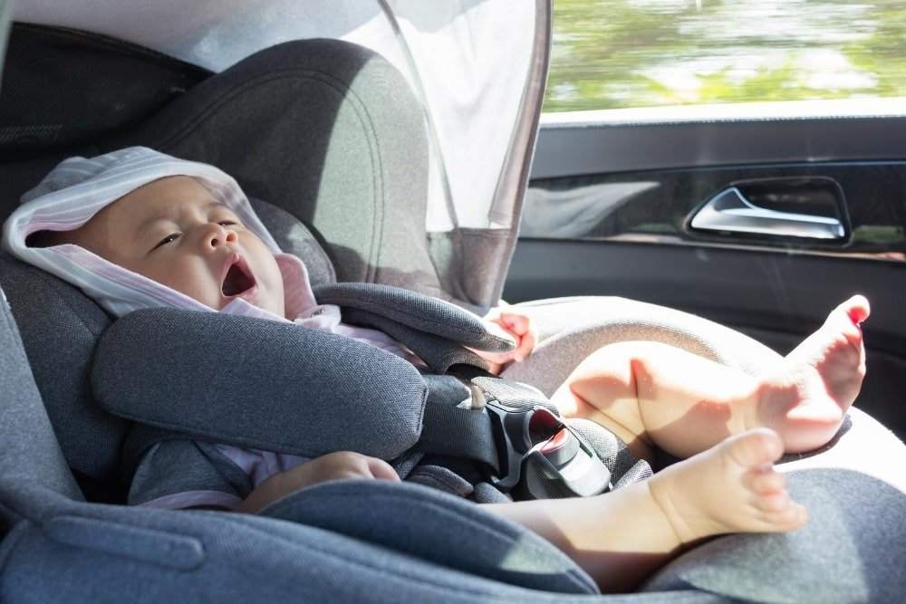 viaggiare in auto con un neonato